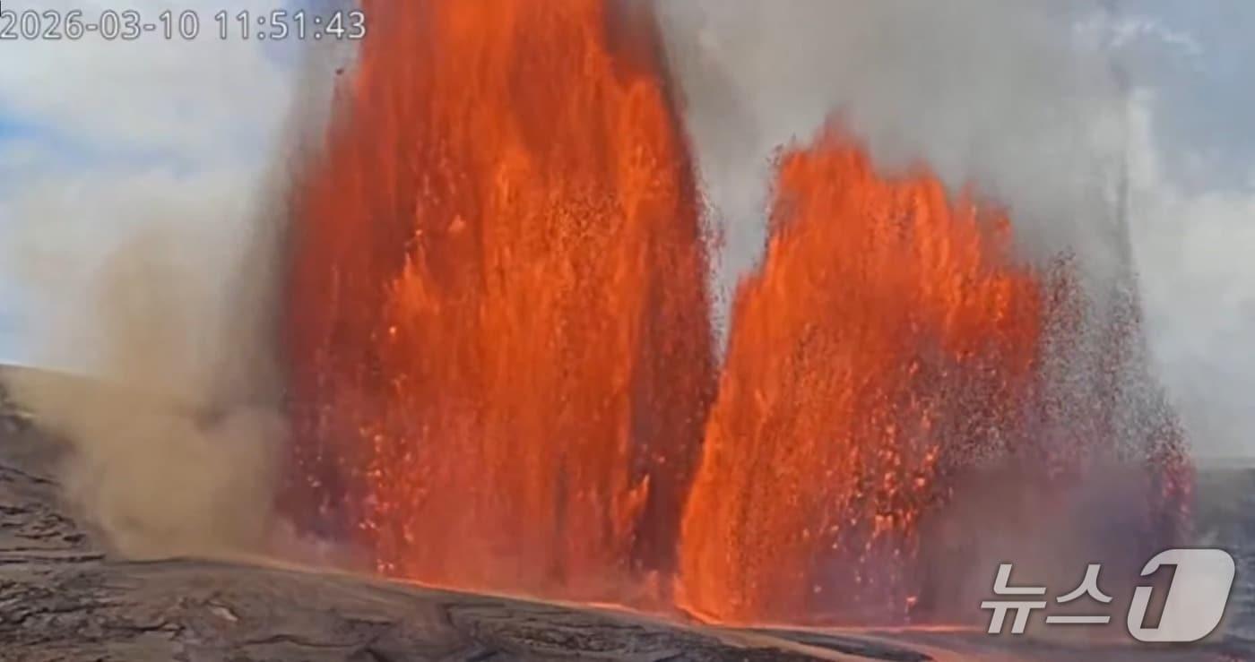 본문 이미지 - 미국 하와이 킬라우에아 화산이 10일(현지시간) 분화해 300m 이상의 용암을 분출했다. (출처=엑스) 2026.3.11./뉴스1