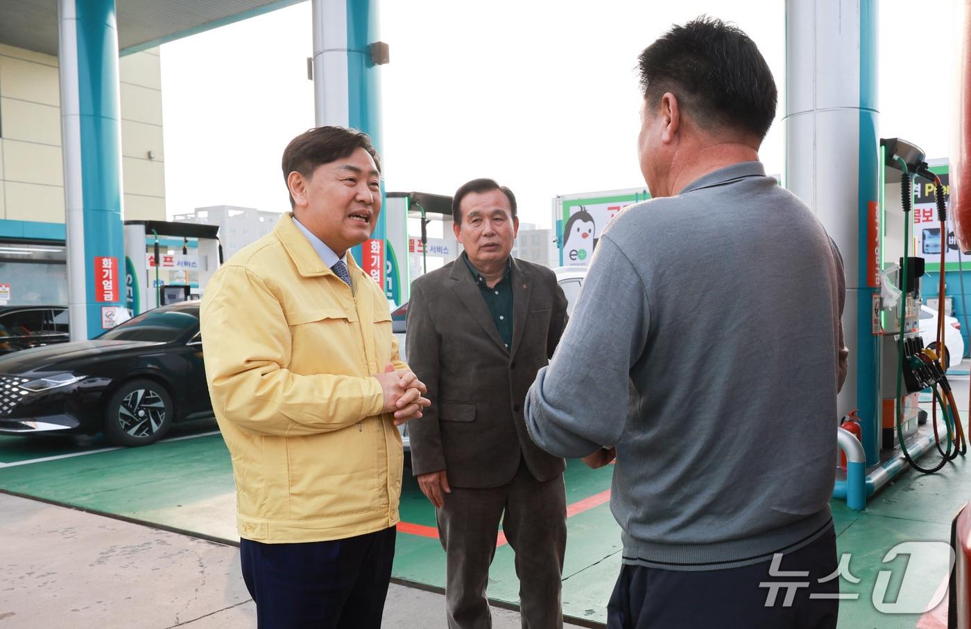 본문 이미지 - 12일 김관영 전북지사가 전주시 만성동 소재 한 주유소를 찾아 가격 안정을 위한 업계의 자발적 노력을 당부하고 있다.(전북도 제공. 재판매 및 DB금지)/뉴스1 