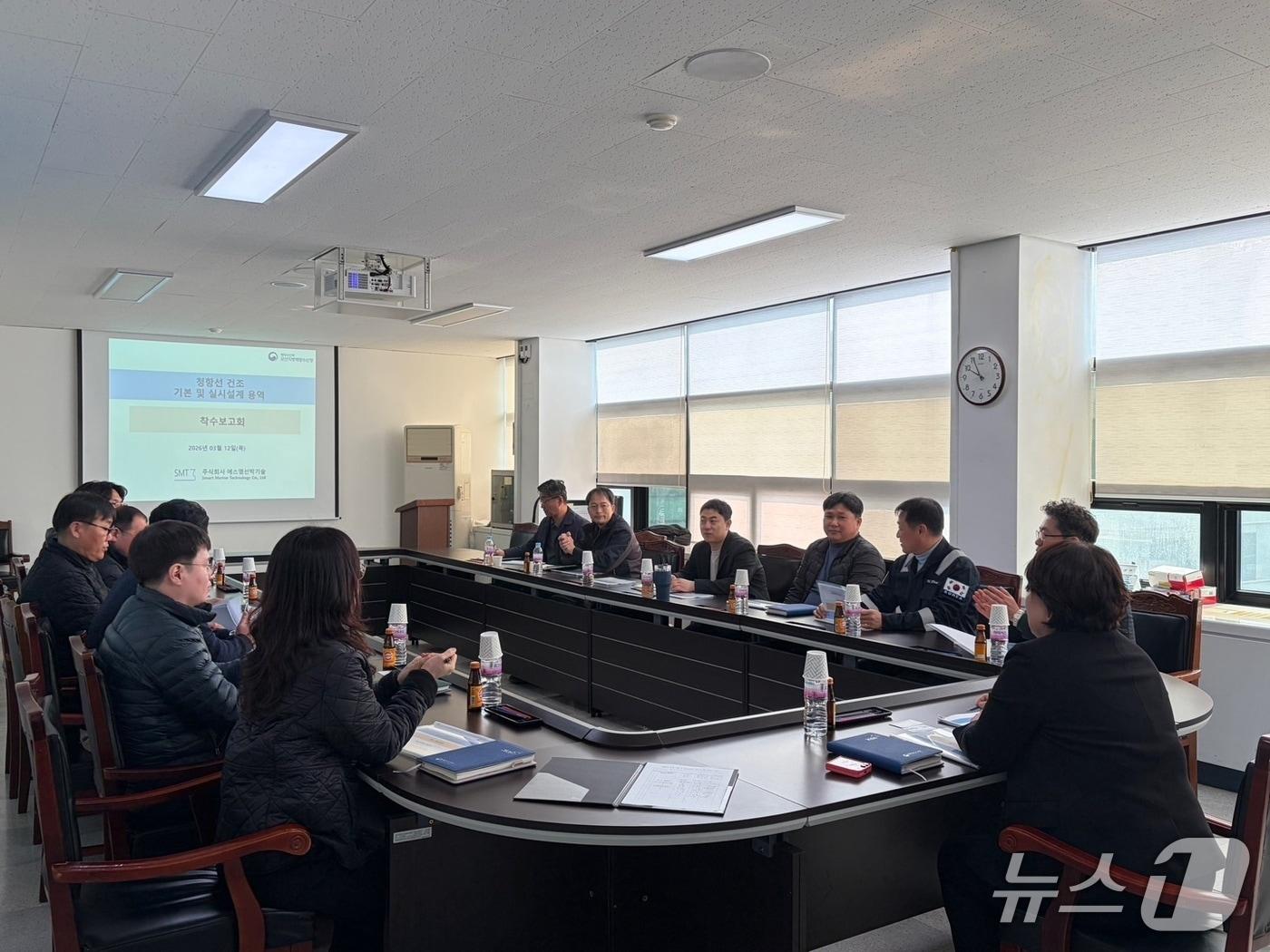 본문 이미지 - 군산지방해양수산청은 12일 새만금항 신항에 투입될 '청항선' 건조 착수보고회를 가졌다.(군산해수청 제공. 재판매 및 DB금지)
