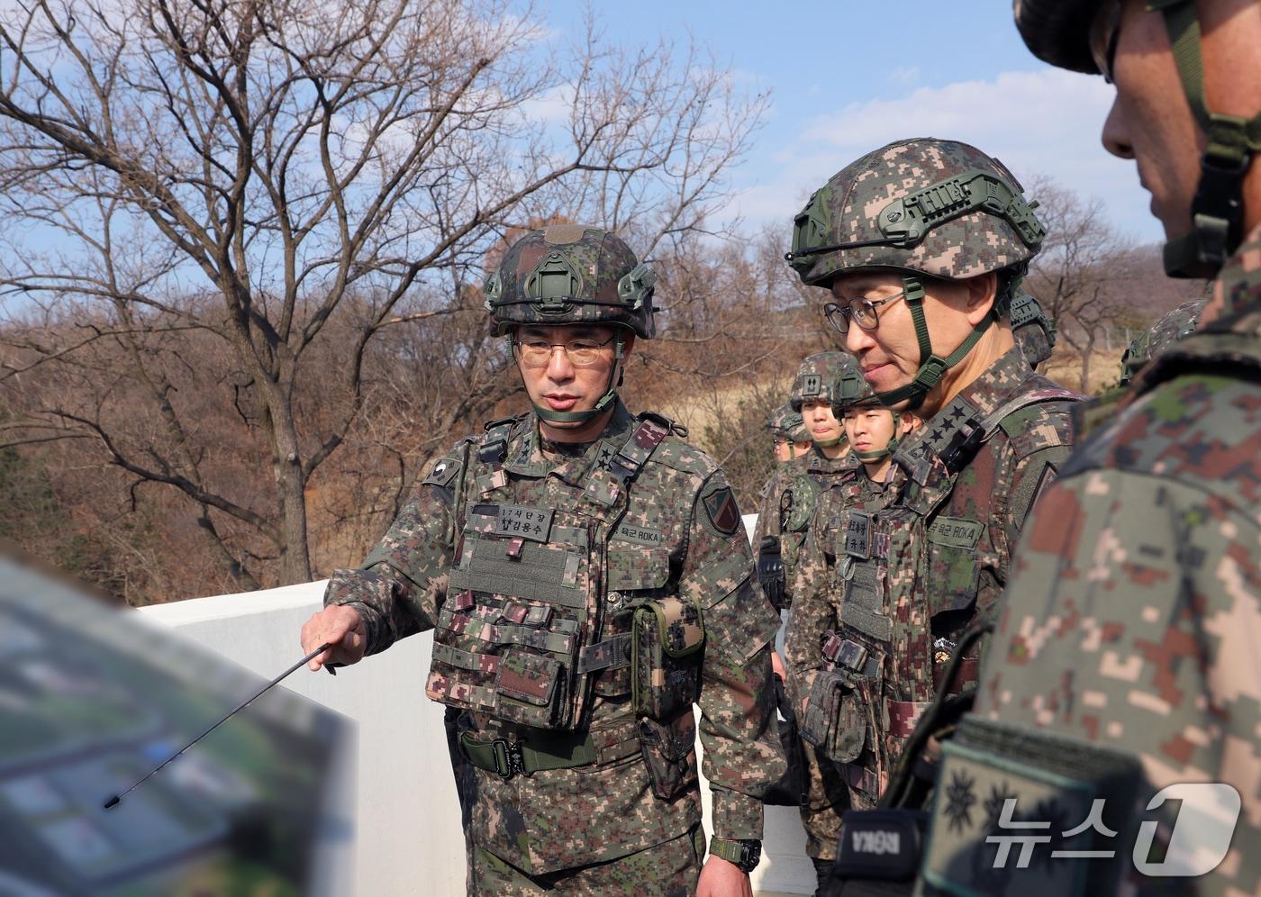 본문 이미지 - 김규하 육군참모총장이 12일 인천 도시지역전투훈련장에서 진행된 통합방위작전 훈련 현장을 방문해 작전 지도를 하고 있다. 2026.3.12./ⓒ 뉴스1(육군 제공)