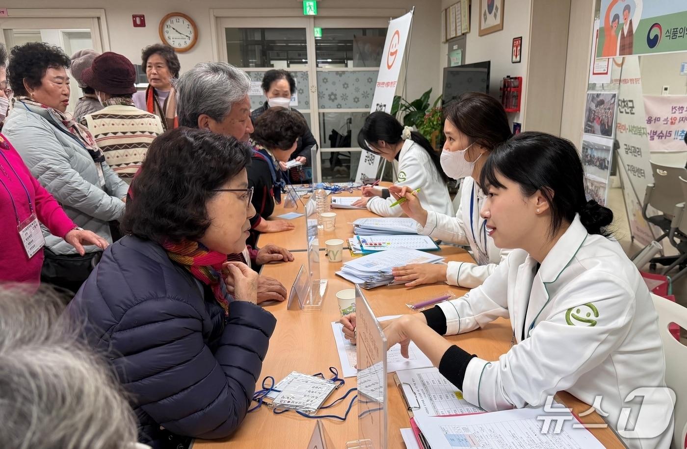 본문 이미지 - 충북 진천군 모두 채움 건강돌봄 사업 현장.(진천군 제공. 재판매 및 DB금지)