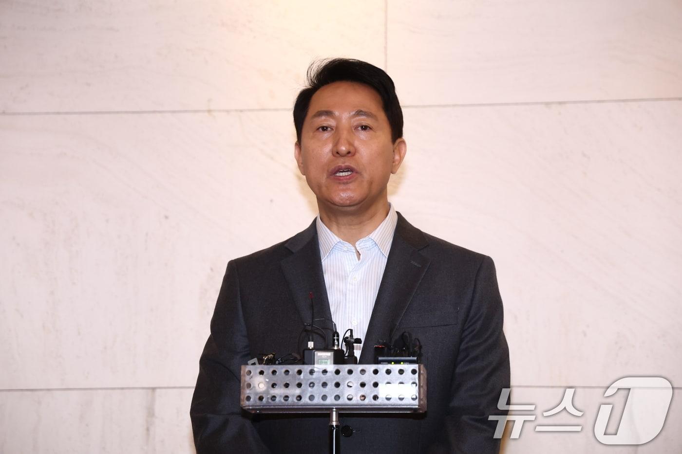 본문 이미지 - 오세훈 서울시장이 12일 오후 서울 중구 더 플라자 호텔에서 열린 2026 하이서울기업지원 사업 관련 특별강의를 마친 뒤 가진 백브리핑에서 국민의힘 6·3 지방선거 후보 등록 관련 발언을 하고 있다. 2026.3.12 ⓒ 뉴스1 김민지 기자