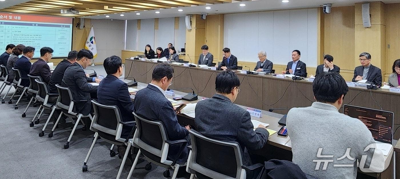 본문 이미지 - 12일 경남도청 도정회의실에서 '경상남도 AI(인공지능)담당관 협의회'가 첫 회의를 하고 있다.(경남도 제공. 재판매 및 DB금지)