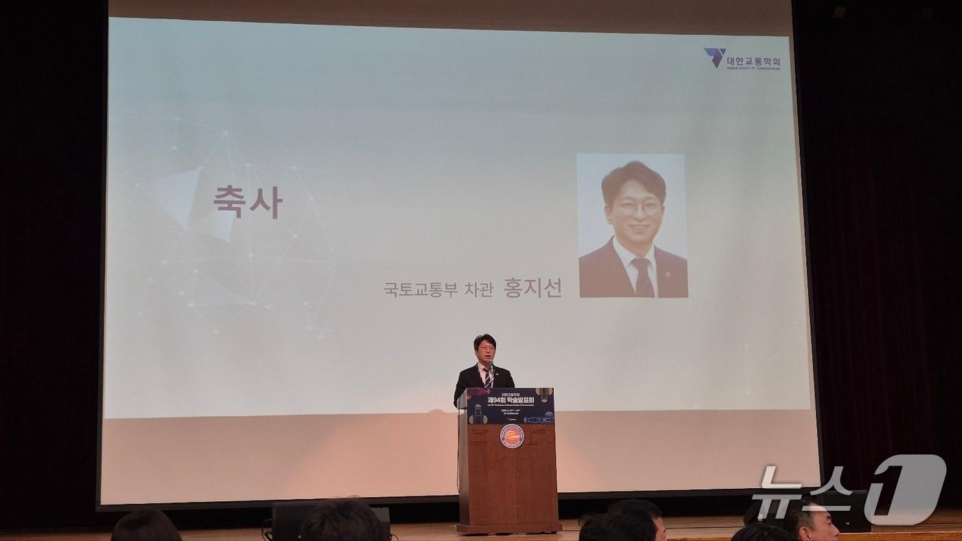 본문 이미지 - 홍지선 국토교통부 제2차관이 12일 광주 김대중컨벤션센터에서 열린 대한교통학회 학술발표회에서 축사를 하고 있다. 2026.3.12/뉴스1 김동규 기자ⓒ news1