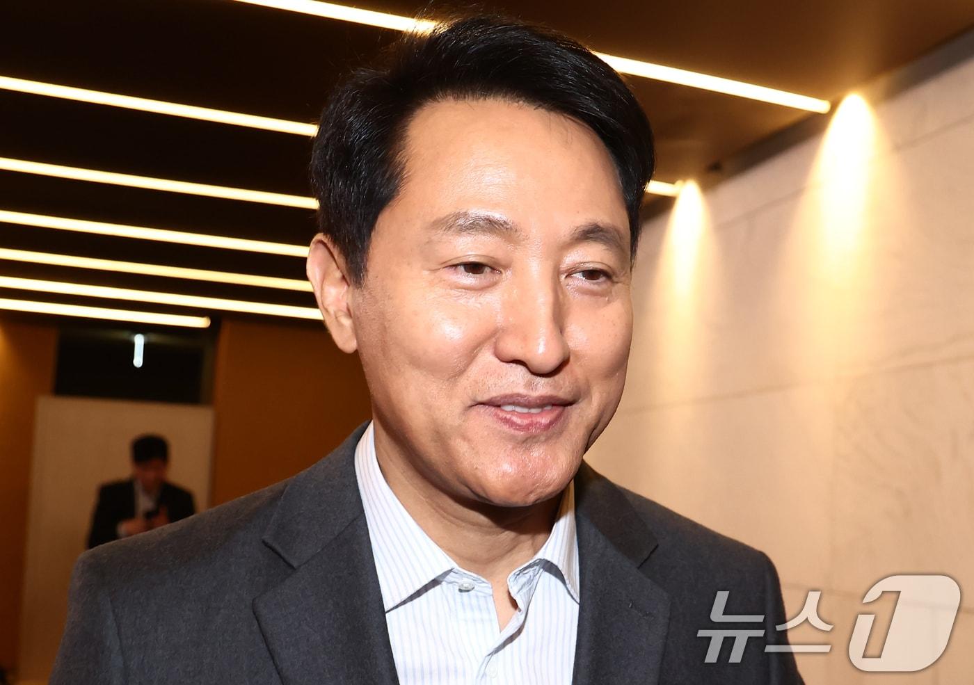 본문 이미지 - 오세훈 서울시장이 12일 오후 서울 중구 더 플라자 호텔에서 열린 2026 하이서울기업지원 사업 관련 특별강의를 마치고 국민의힘 6·3 지방선거 서울시장 후보 등록 관련 백브리핑을 한 뒤 나서고 있다. 2026.3.12 ⓒ 뉴스1 김민지 기자