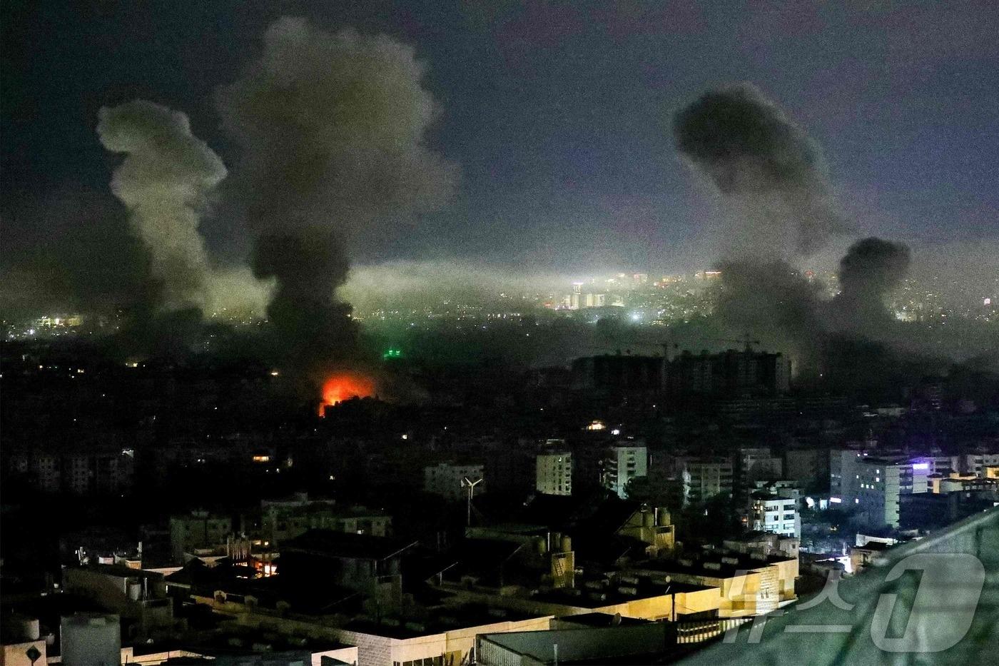 본문 이미지 - 이스라엘 공습으로 연기가 치솟는 레바논 베이루트. 2026.03.11 ⓒ AFP=뉴스1