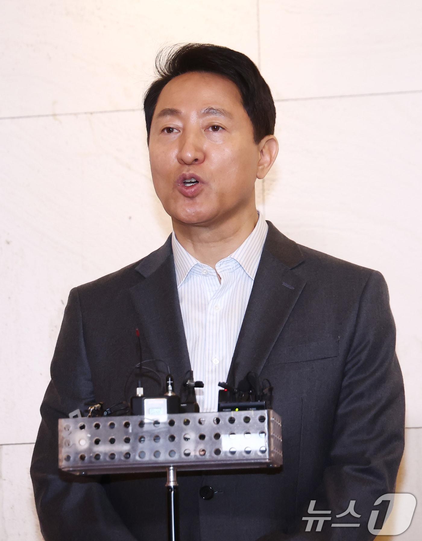 본문 이미지 - 오세훈 서울시장이 12일 오후 서울 중구 더 플라자 호텔에서 열린 2026 하이서울기업지원 사업 관련 특별강의를 마친 뒤 가진 백브리핑에서 국민의힘 6·3 지방선거 후보 등록 관련 발언을 하고 있다. 2026.3.12 ⓒ 뉴스1 김민지 기자