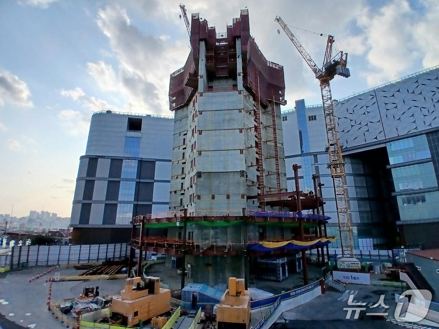 본문 이미지 - 부산 중구 중앙동 부산롯데타워 공사 현장. 2026.03.12/뉴스1 ⓒ News1 박서현 기자