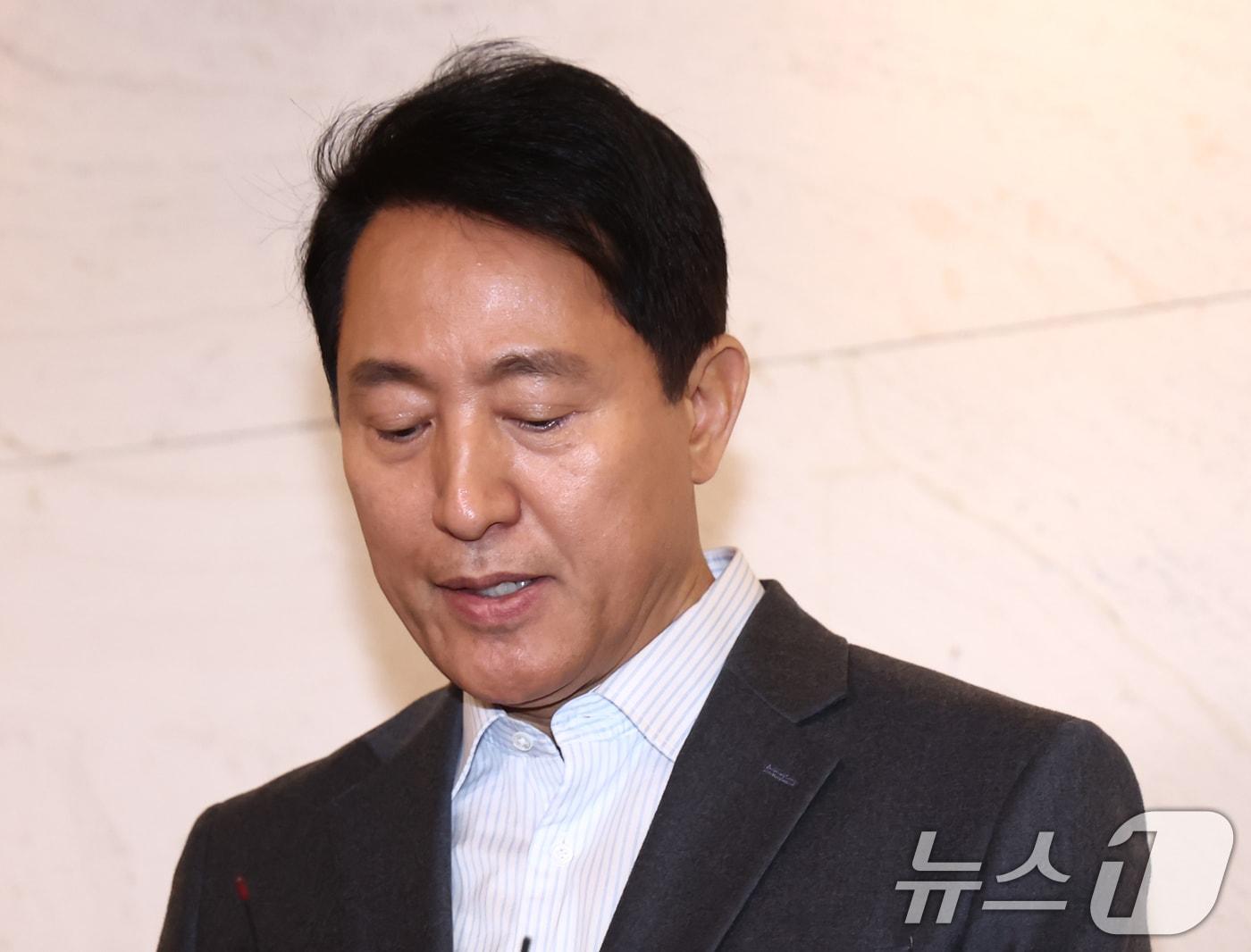 본문 이미지 - 오세훈 서울시장이 12일 오후 서울 중구 더 플라자 호텔에서 열린 2026 하이서울기업지원 사업 관련 특별강의를 마친 뒤 가진 백브리핑에서 국민의힘 6·3 지방선거 후보 등록 관련 발언을 하고 있다. 2026.3.12 ⓒ 뉴스1 김민지 기자