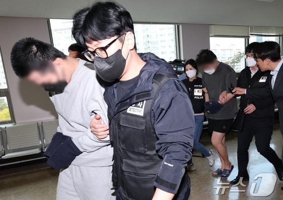 본문 이미지 -  캄보디아 송환 피의자들이 지난 10월 20일 충남 홍성 대전지법 홍성지원에서 구속 전 피의자심문(영장실질심사)을 받기 위해 법정으로 들어서고 있다. /뉴스1 ⓒ News1 김기태 기자