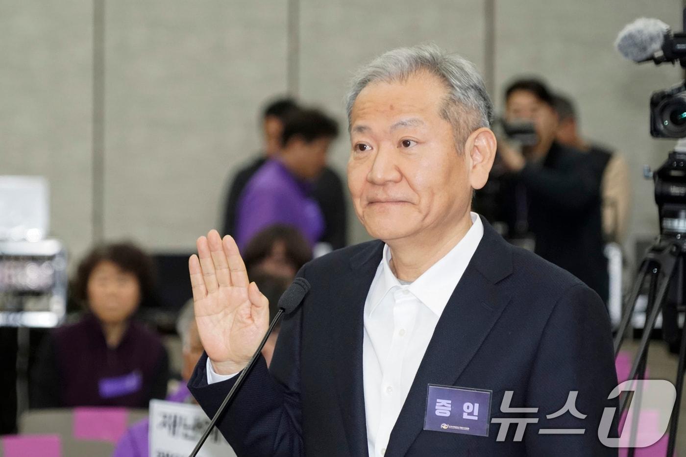 본문 이미지 - 이상민 전 행정안전부 장관이 12일 서울 중구 은행회관에서 열린 10·29 이태원참사 진상규명 청문회에서 증인선서를 하고 있다.(공동취재) 026.3.12 ⓒ 뉴스1 최지환 기자