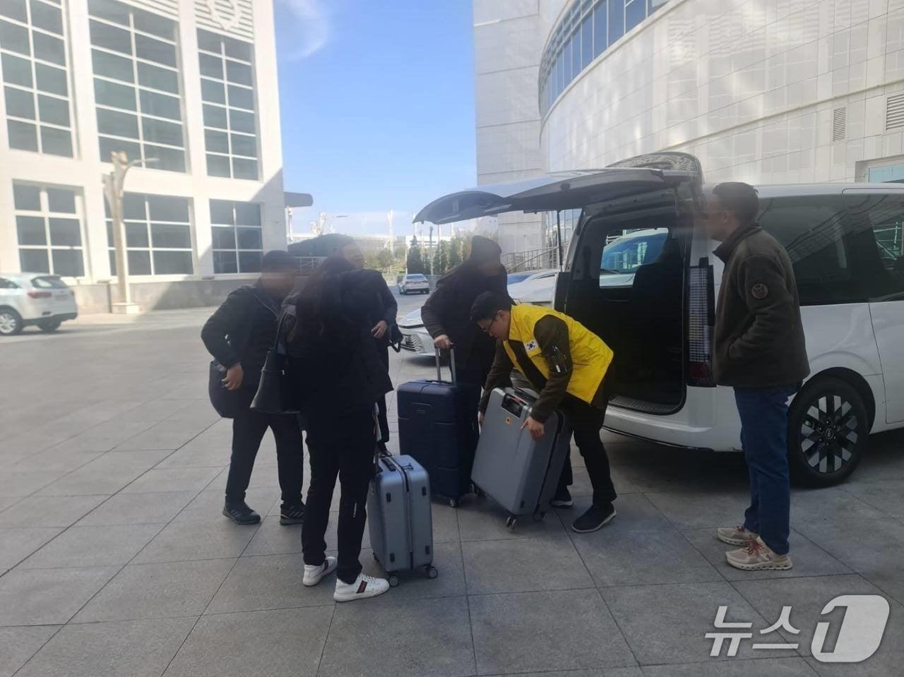 본문 이미지 - 투르크메니스탄에 도착한 우리 국민.(외교부 제공)