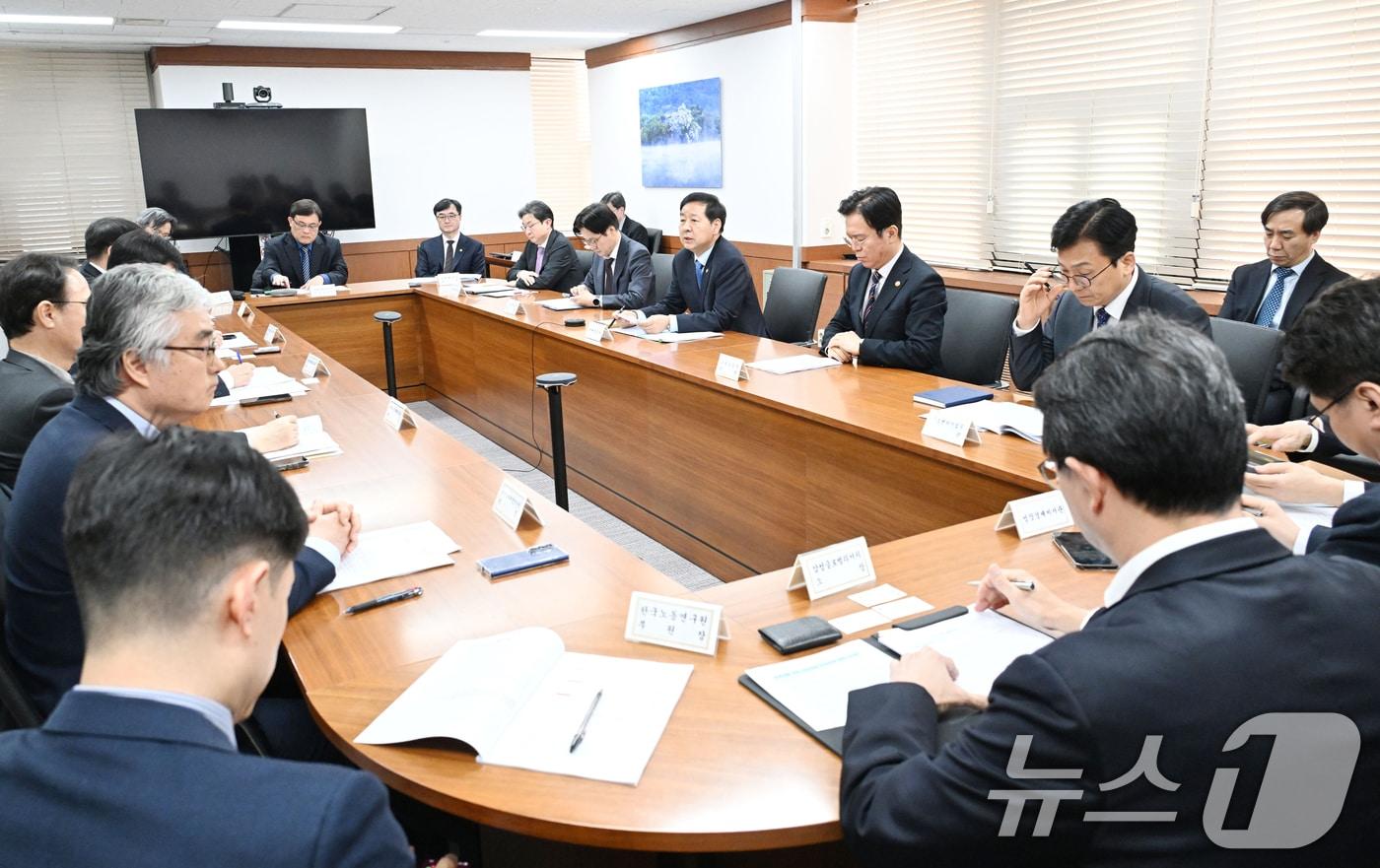 본문 이미지 - 구윤철 부총리 겸 재정경제부 장관이 12일 오후 서울 종로구 정부서울청사에서 열린 '중동상황 관련 민관 합동 비상경제 대응회의'를 주재하고 있다. (재정경제부 제공. 재판매 및 DB 금지) 2026.3.12 ⓒ 뉴스1