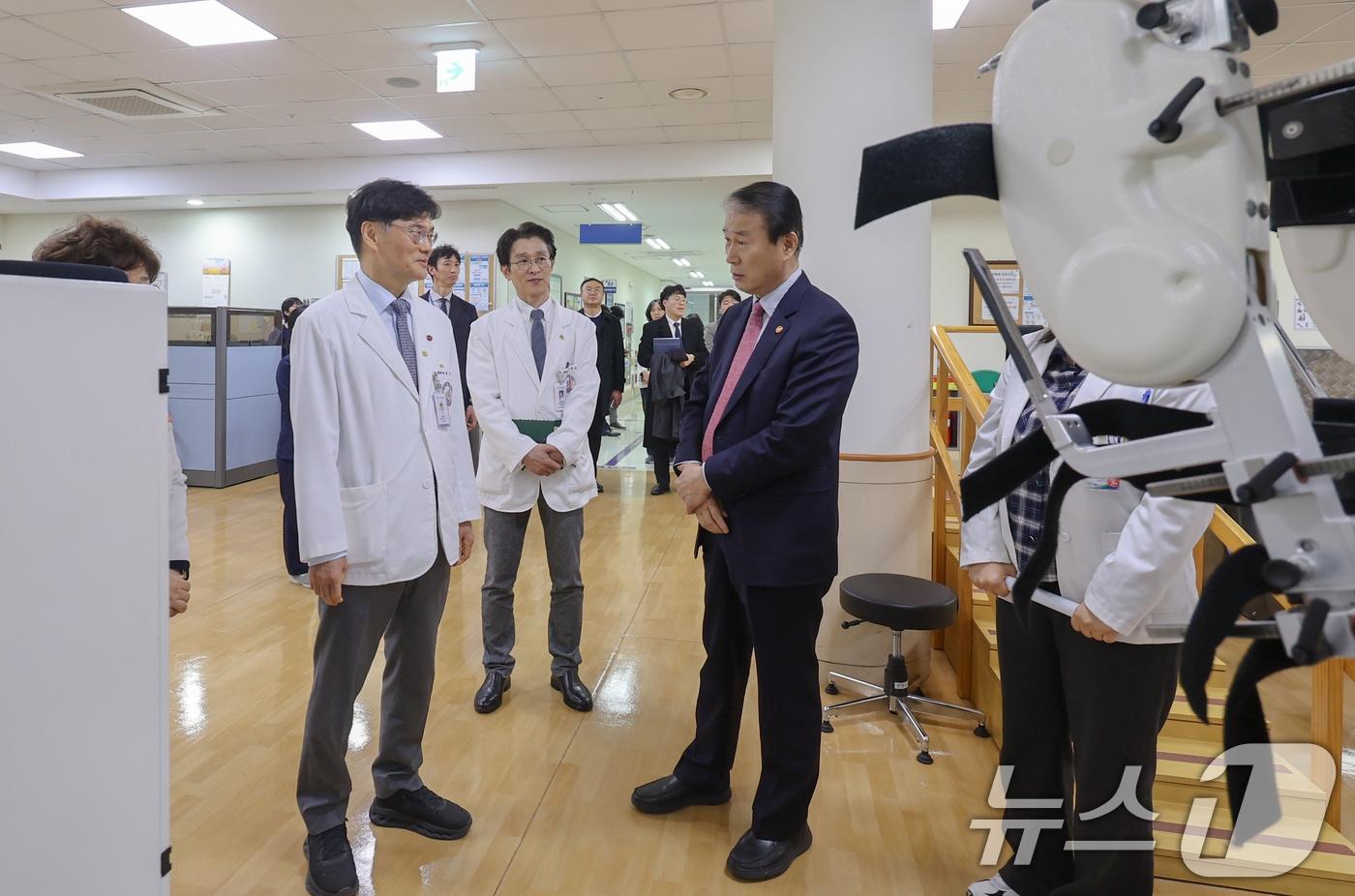 본문 이미지 - 권오을 국가보훈부 장관이 오후 제주지역 보훈현장 소통 행보를 위해 보훈 위탁병원인 제주대학교병원을 현장방문해시설을 둘러보고 있다. (국가보훈부 제공. 재판매 및 DB 금지) 2026.3.12 ⓒ 뉴스1