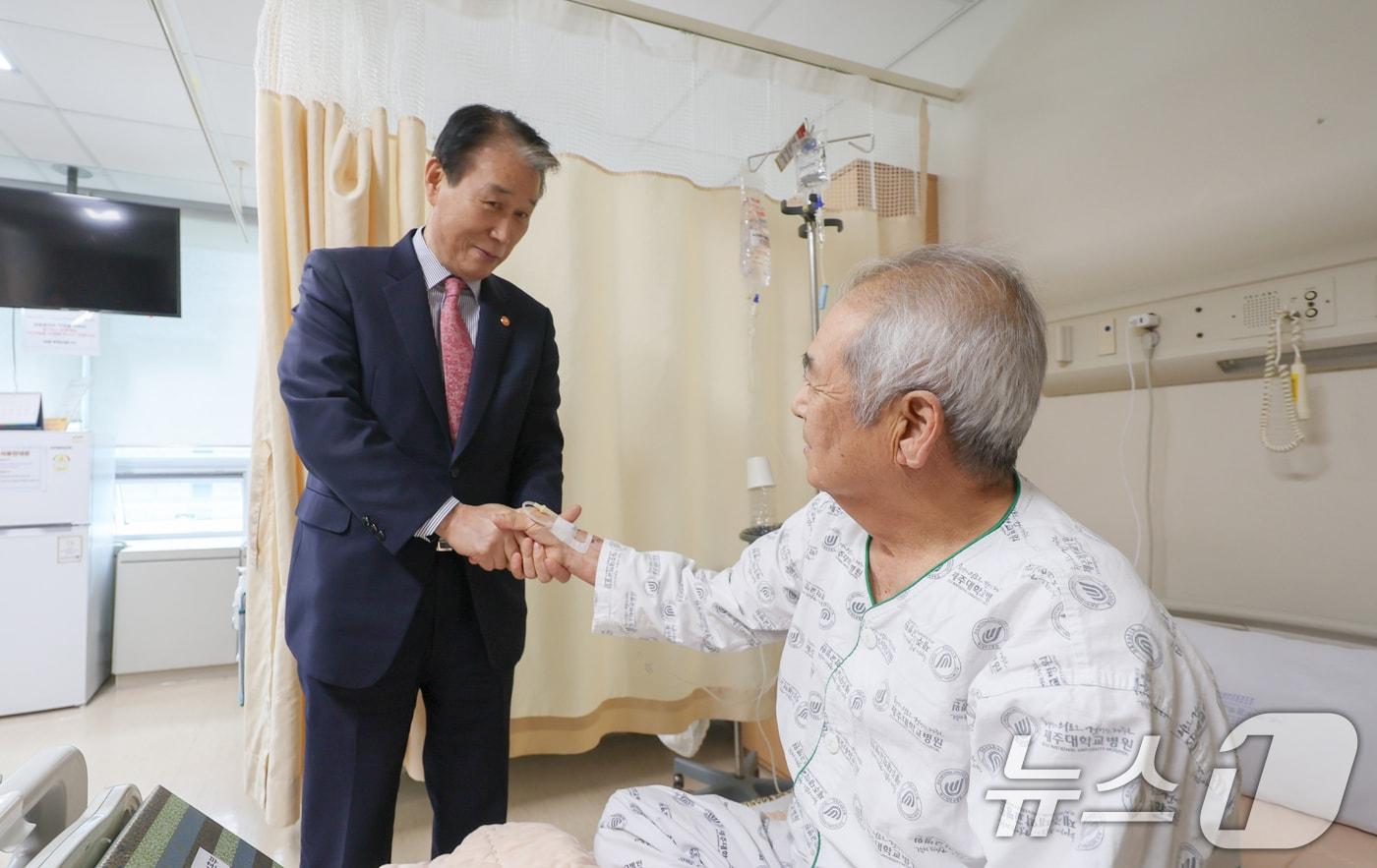 본문 이미지 - 권오을 국가보훈부 장관이 지난 12일 제주지역 보훈 위탁병원인 제주대학교병원을 현장방문해 입원 중인 국가유공자를 위문했다.  2026.3.12 ⓒ 뉴스1(국가보훈부 제공. 재판매 및 DB 금지)