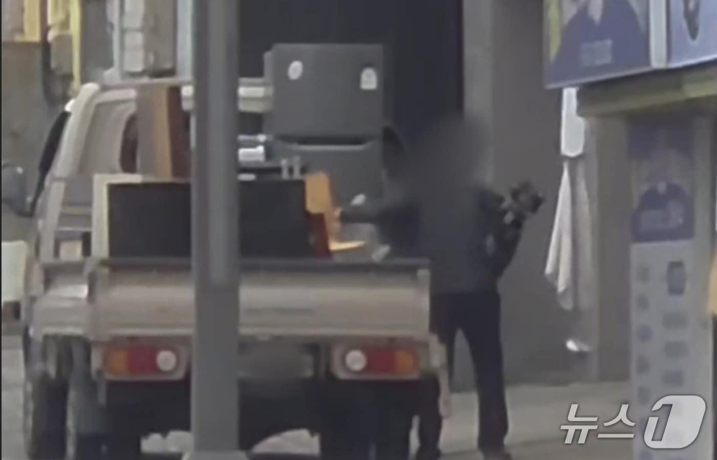 본문 이미지 - 지난단 27일 경북 의성군에서 의성군청 소속 A 국장이 본인의 주거지를 이사하면서 직원들을 동원해 이삿짐을 나르고 있다.(제보자 제공. 재판매 및 DB 금지)2026.3.12/뉴스1