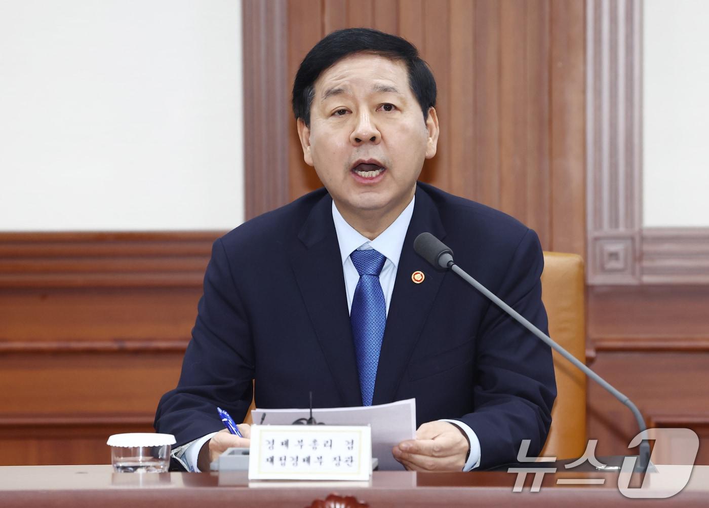 본문 이미지 - 구윤철 경제부총리 겸 재정경제부 장관이 12일 오후 서울 종로구 정부서울청사 영상회의실에서 열린 '민생물가 특별관리 관계장관 TF 회의'에서 석유 최고가격제 시행 등을 발표하고 있다. 2026.3.12 ⓒ 뉴스1 김민지 기자