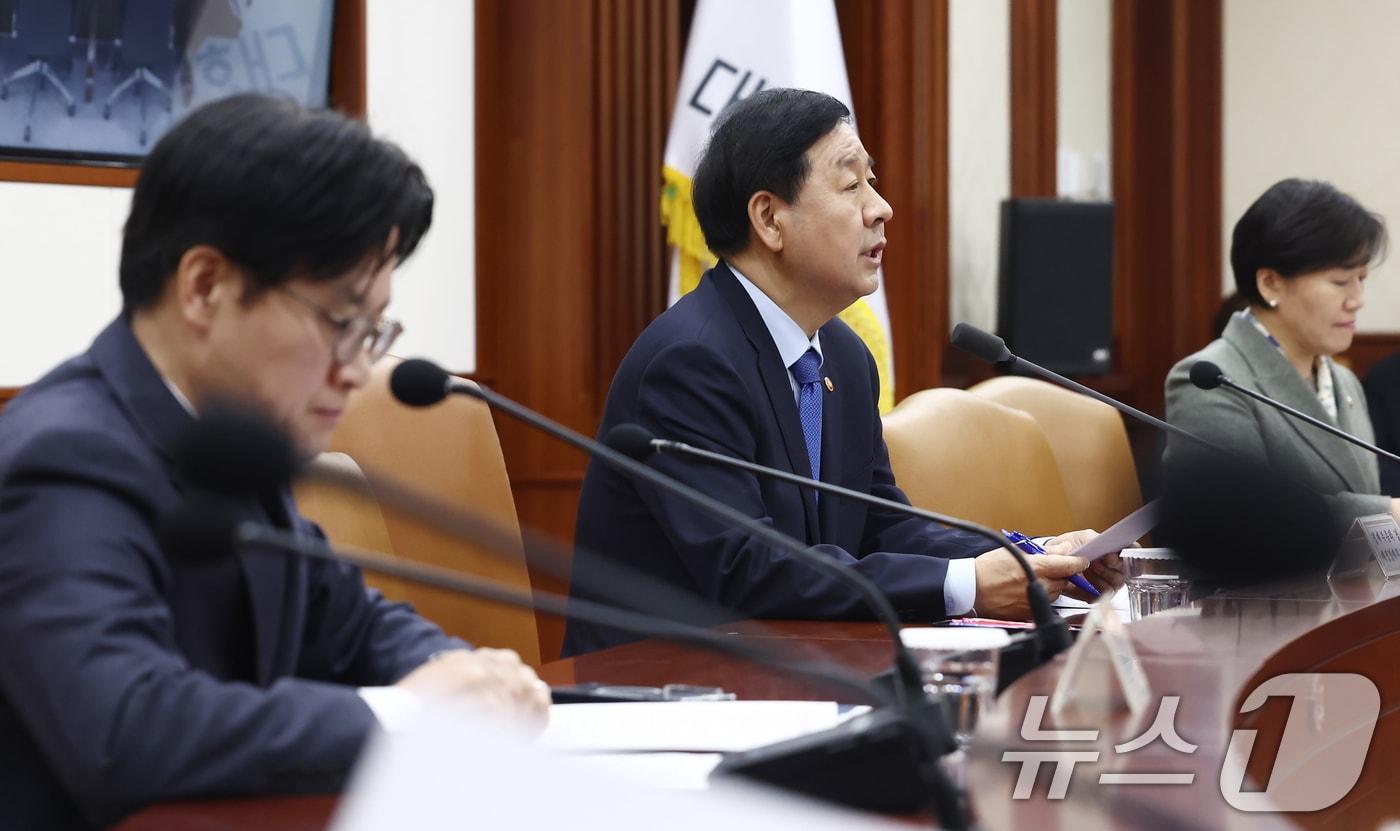 본문 이미지 - 구윤철 경제부총리 겸 재정경제부 장관이 12일 오후 서울 종로구 정부서울청사 영상회의실에서 열린 '민생물가 특별관리 관계장관 TF 회의'에서 석유 최고가격제 시행 등을 발표하고 있다. 왼쪽부터 김정관 산업통상자원부 장관, 구 부총리, 송미령 농림축산식품부 장관. 2026.3.12 ⓒ 뉴스1 김민지 기자