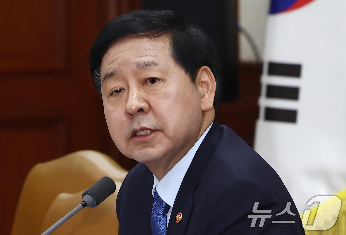 본문 이미지 - 구윤철 경제부총리 겸 재정경제부 장관이 12일 오후 서울 종로구 정부서울청사 영상회의실에서 열린 '민생물가 특별관리 관계장관 TF 회의'에서 석유 최고가격제 시행 등을 발표하고 있다. 왼쪽부터 김정관 산업통상자원부 장관, 구 부총리, 송미령 농림축산식품부 장관. 2026.3.12 ⓒ 뉴스1 김민지 기자