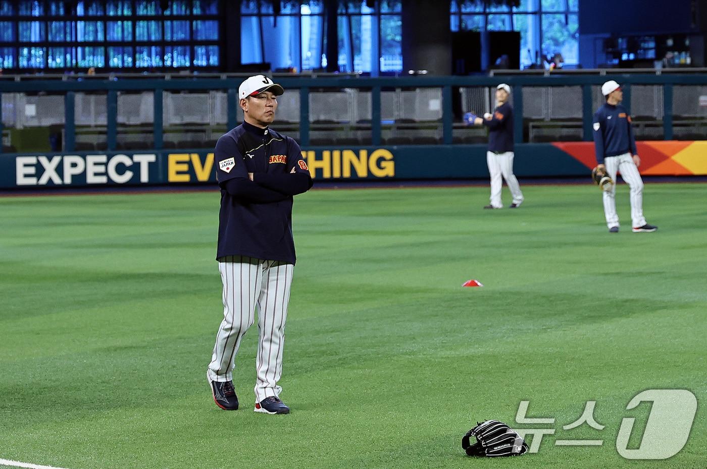 본문 이미지 - 이바타 히로카즈 일본 감독이 12일 오전(현지시간) 미국 플로리다주 마이애미 론디포파크에서 열린 2026월드베이스볼클래식 일본 공식훈련에서 선수들을 지켜보고 있다. 2026.3.13 ⓒ 뉴스1 구윤성 기자