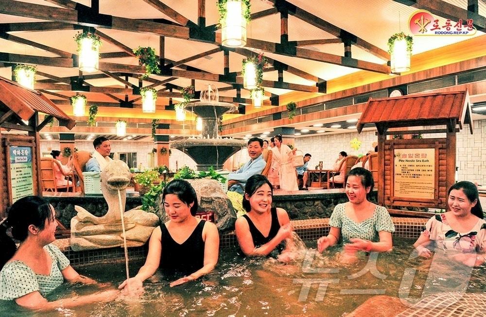 본문 이미지 - (평양 노동신문=뉴스1) = 북한 노동당 기관지 노동신문은 13일 "삼지연시에 새로 일떠선 밀영호텔에서는 특색있는 온천문명을 마음껏 향유할 수 있다"라고 보도했다. [국내에서만 사용가능. 재배포 금지. DB 금지. For Use Only in the Republic of Korea. Redistribution Prohibited] rodongphoto@news1.kr