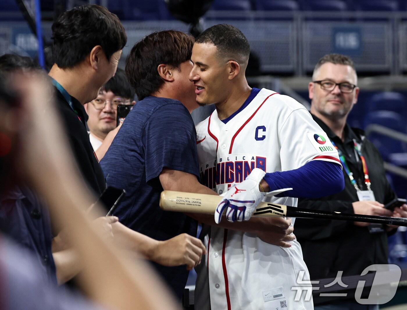 본문 이미지 - 대한민국 류현진과 도미니카공화국 매니 마차도가 12일 오후(현지시간) 미국 플로리다주 마이애미 론디포파크에서 2026 월드베이스볼클래식(WBC) 8강전을 앞두고 만나 포옹하고 있다. 2026.3.13 ⓒ 뉴스1 구윤성 기자