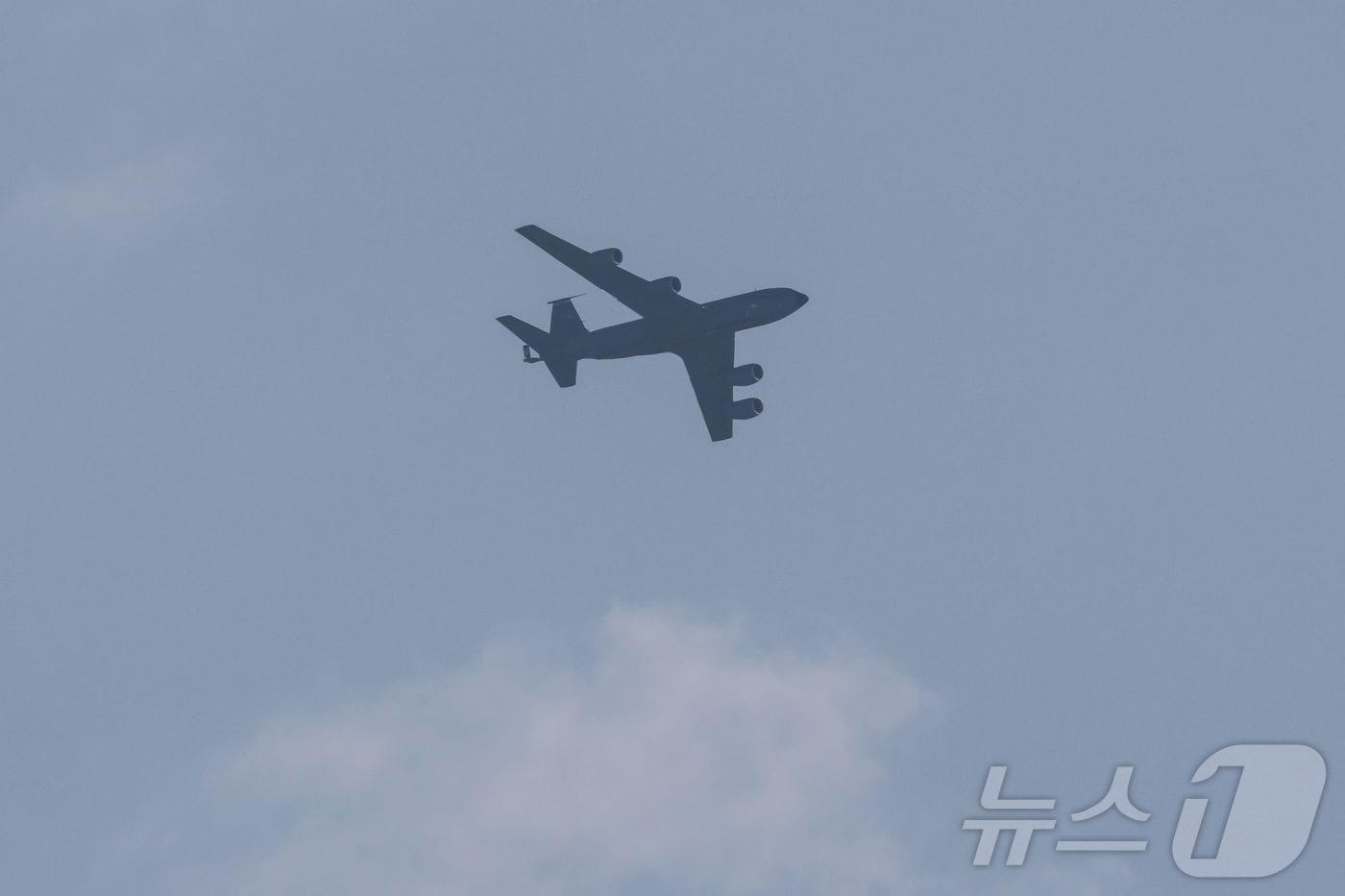 본문 이미지 - 4일(현지시간) 미 공군의 KC-135 급유기가 이스라엘 텔아비브 상공을 비행하고 있다. 2026.03.04 ⓒ AFP=뉴스1