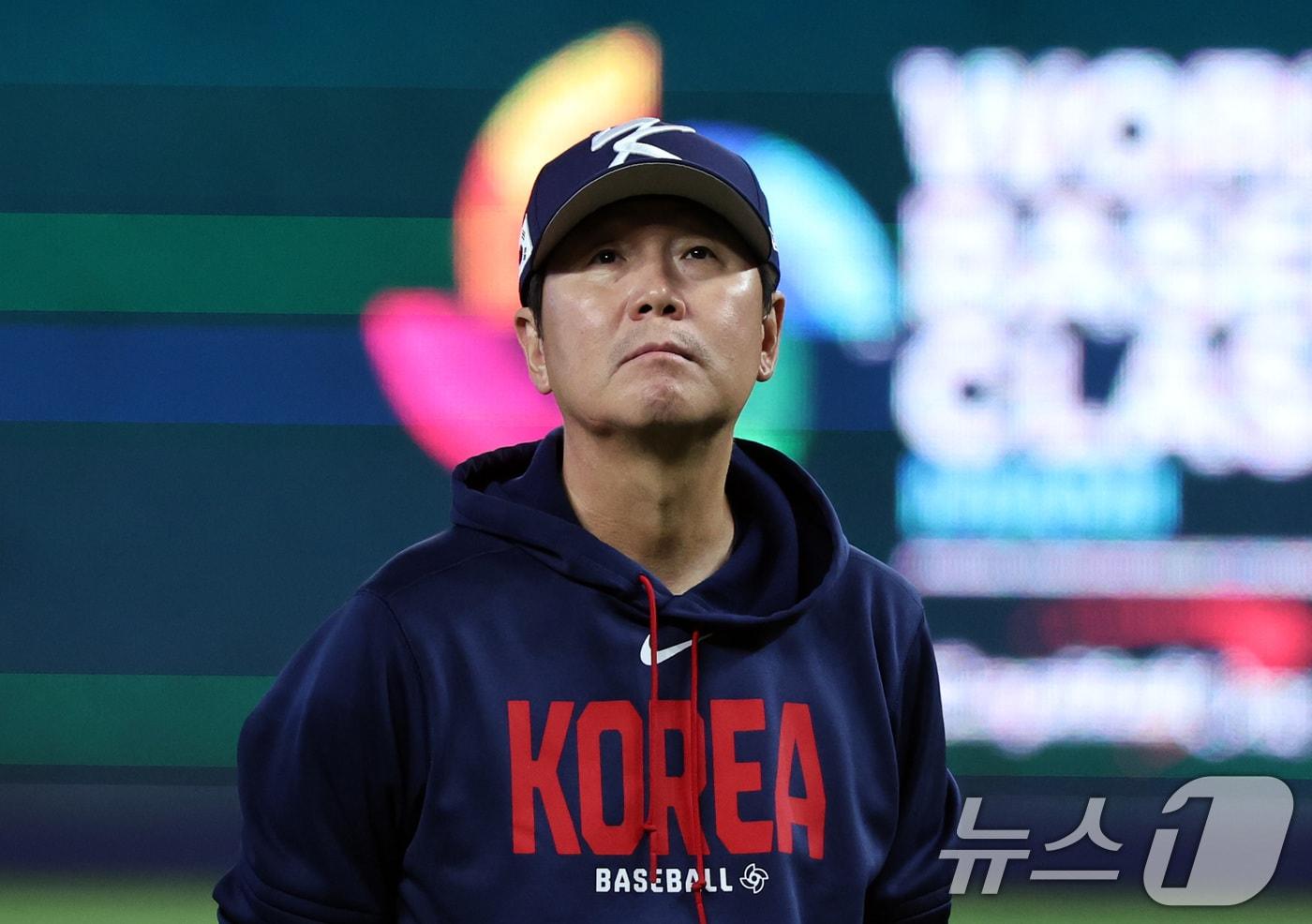 본문 이미지 - 류지현 대한민국 야구대표팀 감독이 12일 오후(현지시간) 미국 플로리다주 마이애미 론디포파크에서 2026 월드베이스볼클래식(WBC) 도미니카공화국과의 8강전을 하루 앞두고 열린 공식훈련에서 생각에 잠겨 있다. 2026.3.13 ⓒ 뉴스1 구윤성 기자