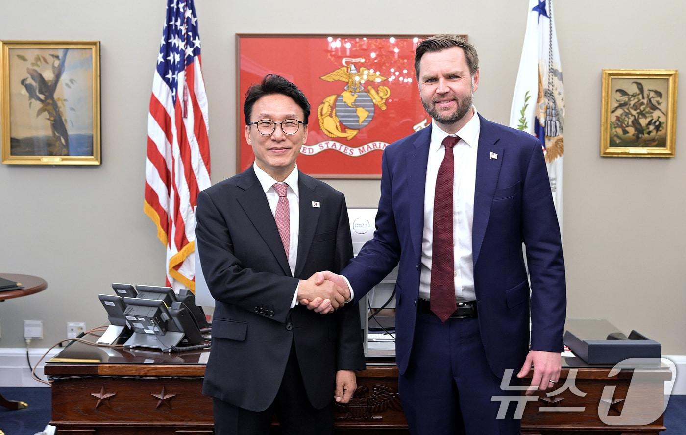 본문 이미지 - 김민석 국무총리가 12일(현지시간) 미국 워싱턴 D.C 백악관에서 J.D 밴스 미국 부통령과 회담을 갖고 있다. (주미한국대사관 제공. 재판매 및 DB 금지) 2026.3.13 ⓒ 뉴스1 임세영 기자