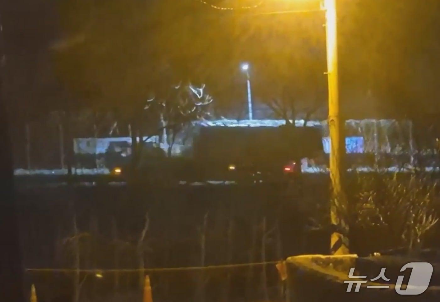 본문 이미지 - 지난 3일 경북 성주기지를 떠난 주한미군의 고고도미사일방어체계 '사드'(THAAD) 발사대 6대 중 1대가 지난 12일 오후 11시 25분쯤 기지로 돌아가는 모습. 2026.3.13./ⓒ 뉴스1(독자 제공)