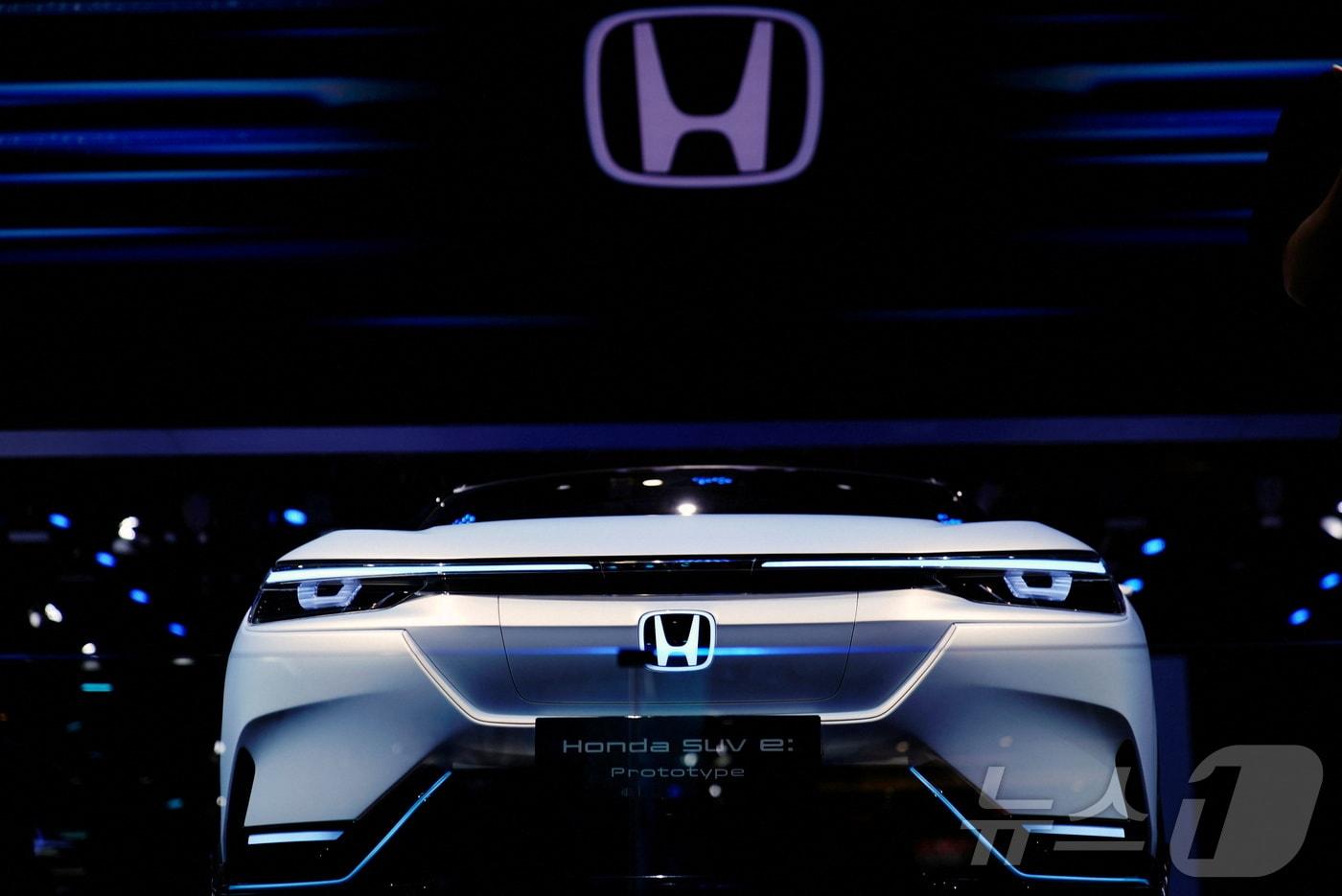 본문 이미지 - 2021년 4월 20일(현지시간) 중국 상하이에서 열린 '오토 상하이' 언론 공개 행사에서 혼다의 전기 스포츠유틸리티차량(SUV) 'e:프로토타입'이 전시돼 있다. 혼다는 일부 주력 전기차종 개발을 중단하고 하이브리드 차량 개발을 확대한다고 12일 밝혔다. 2021.04.20. ⓒ 로이터=뉴스1