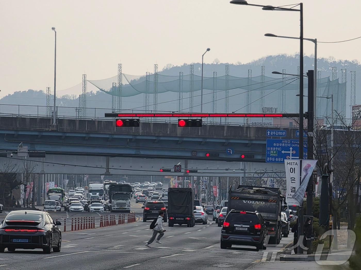 본문 이미지 - 13일 오후 1시 30분쯤 광주 서구 풍암동 풍암IC 옆 단일로 차량신호등 보조장치 앞에 차량들이 정차하고 있다. 2026.3.13 ⓒ 뉴스1 조수민 수습기자