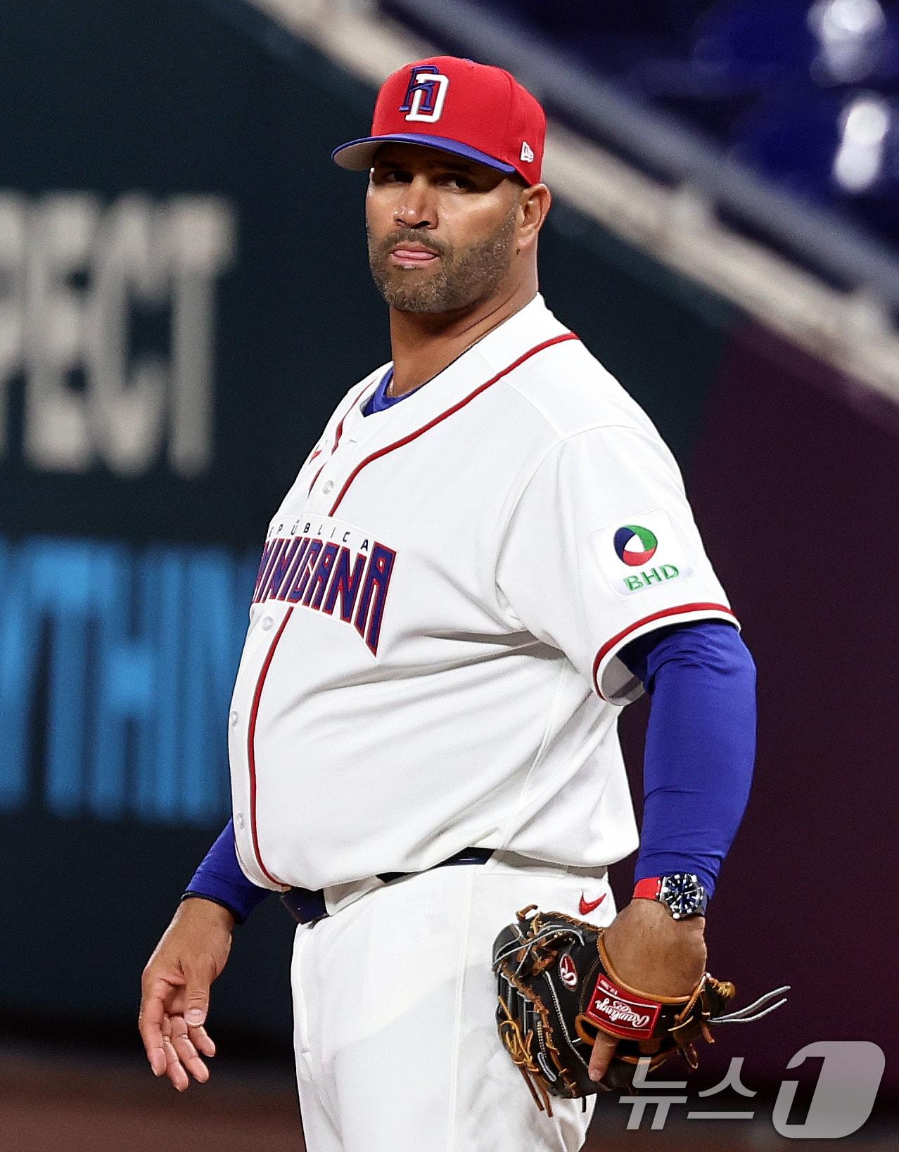 본문 이미지 - 앨버트 푸홀스 도미니카공화국 감독이 12일 오후(현지시간) 미국 플로리다주 마이애미 론디포파크에서 2026 월드베이스볼클래식(WBC) 8강전을 하루 앞두고 선수들의 훈련을 돕고 있다. 2026.3.13 ⓒ 뉴스1 구윤성 기자