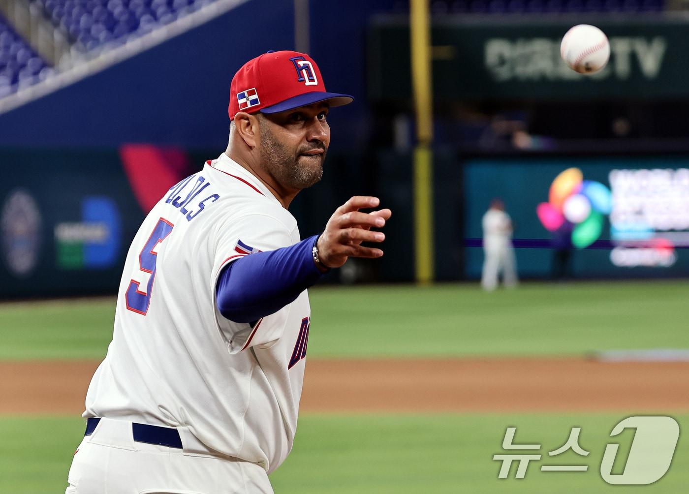 본문 이미지 - 앨버트 푸홀스 도미니카공화국 감독이 12일 오후(현지시간) 미국 플로리다주 마이애미 론디포파크에서 2026 월드베이스볼클래식(WBC) 8강전을 하루 앞두고 선수들의 훈련을 돕고 있다. 2026.3.13 ⓒ 뉴스1 구윤성 기자