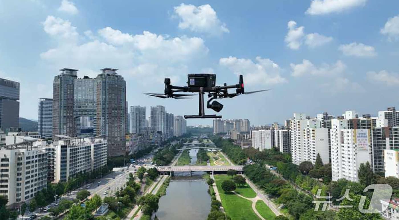 본문 이미지 - 탄천 하늘을 날고 있는 성남시 드론 모습.(성남시 제공. 재판매 및 DB금지)/뉴스1