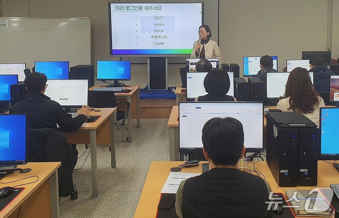본문 이미지 - 충북 괴산군은 지난 9일부터 13일까지 5일간 군 정보화교육장에서 직원 150여 명을 대상으로 생성형 인공지능(AI) 활용 교육을 진행했다.(괴산군 제공. 재판매 및 DB금지)
