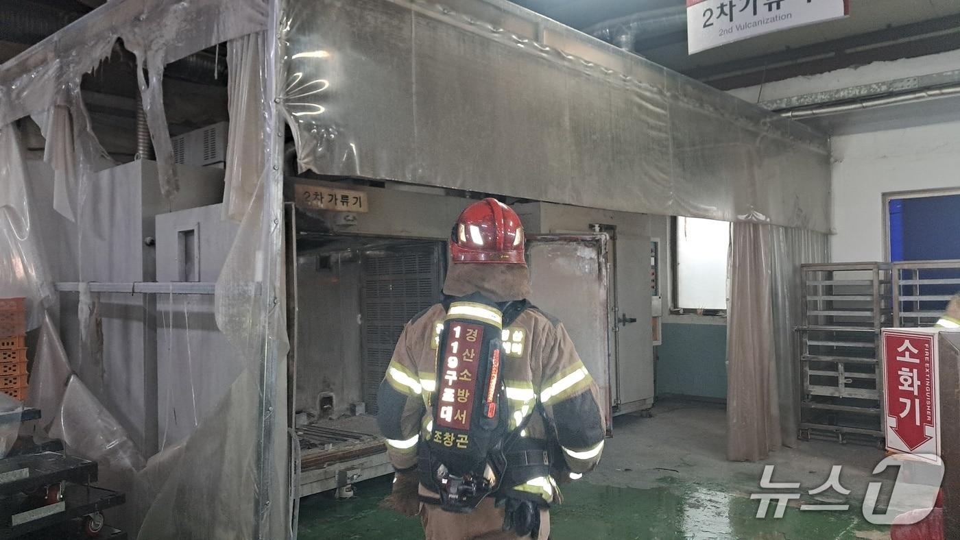 본문 이미지 - 12일 오전 7시54분쯤 경북 경산시 자인면 교촌리의 자동차부품 생산공장에서 진화를 마친 소방대원이 공장 내부를 살펴보고 있다.(경북소방본부 제공. 재판매 및 DB금지)2026.3.13/뉴스1