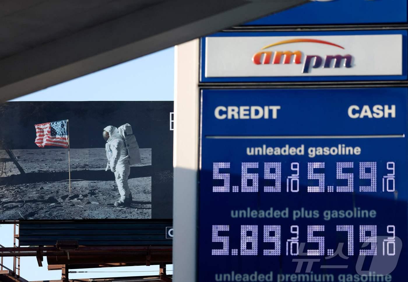 본문 이미지 - 캘리포니아주 로스앤젤레스의 한 주유소에서 휘발유 가격이 갤런당 5달러를 넘는 가격으로 표시돼 있다. 2026.3.11ⓒ AFP=뉴스1