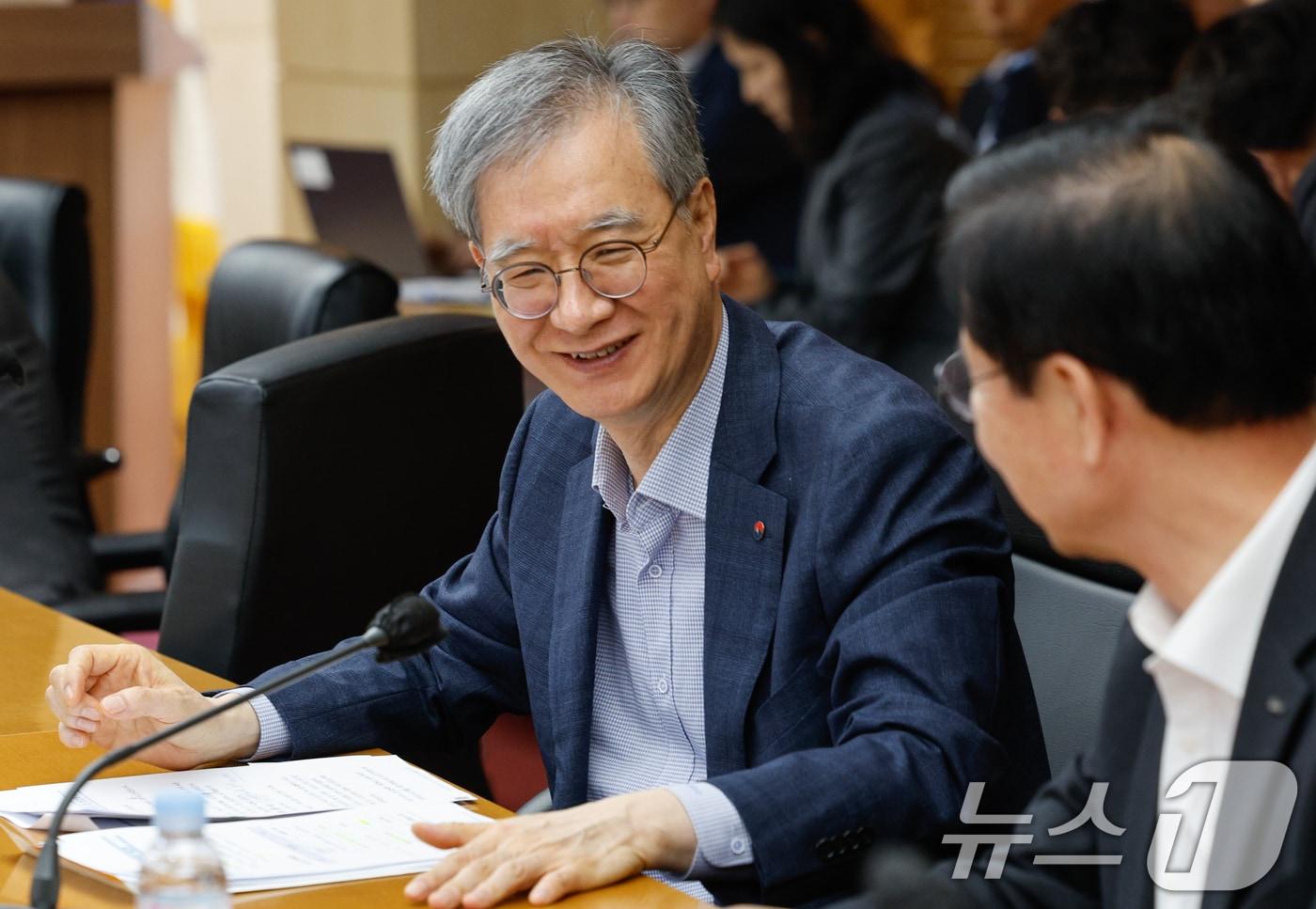 본문 이미지 - 손주석 한국석유공사 사장이 석유 최고가격제 시행 첫날인 13일 오전 서울 중구 무역보험공사에서 열린 석유시장 점검 회의에 참석하고 있다. 2026.3.13 ⓒ 뉴스1 안은나 기자