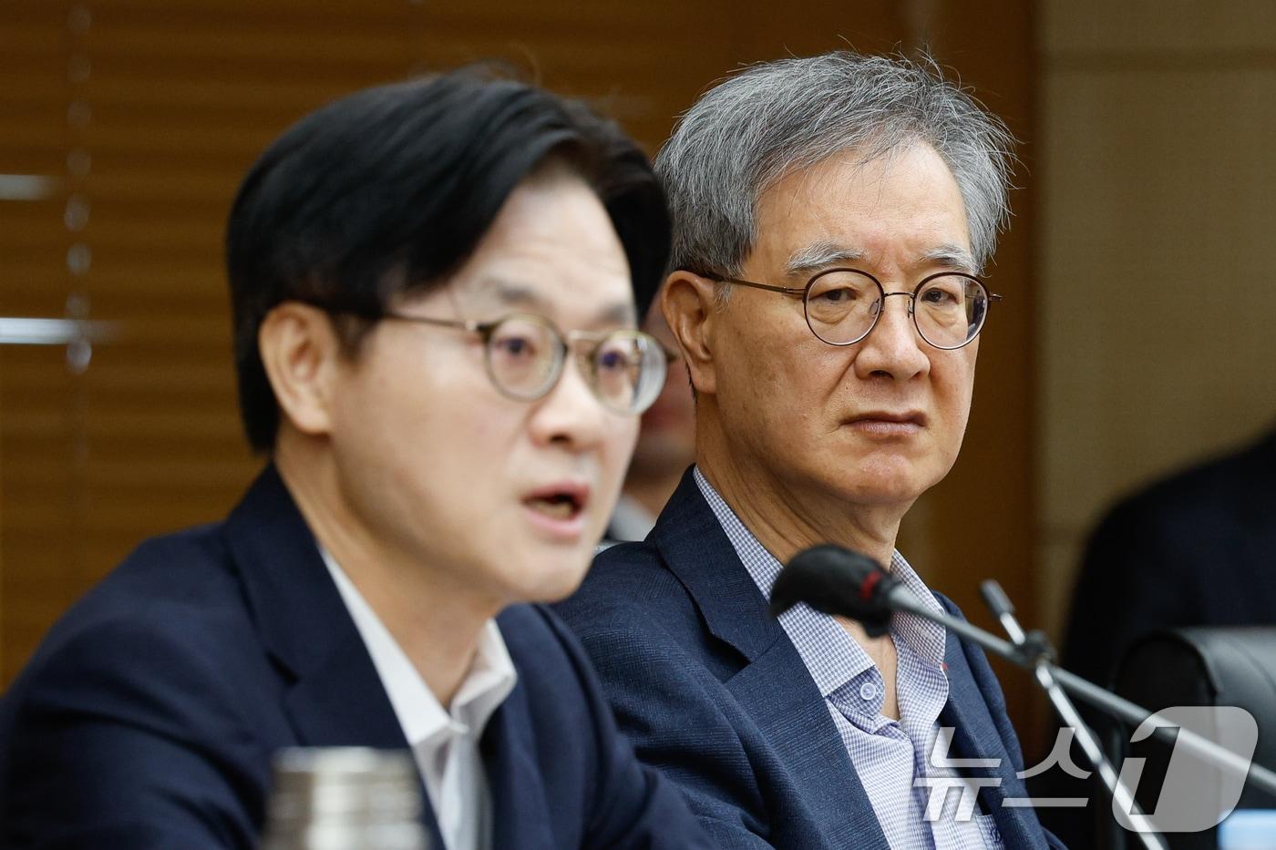 본문 이미지 - 김정관 산업통상부 장관이 석유 최고가격제 시행 첫날인 13일 오전 서울 중구 무역보험공사에서 열린 석유시장 점검 회의에 참석해 모두 발언을 하고 있다. 오른쪽은 손주석 한국석유공사 사장. 2026.3.13 ⓒ 뉴스1 안은나 기자