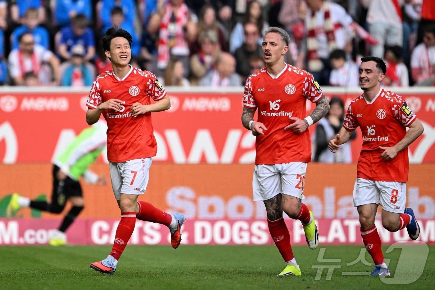 본문 이미지 - 마인츠의 이재성(왼쪽) ⓒ AFP=뉴스1