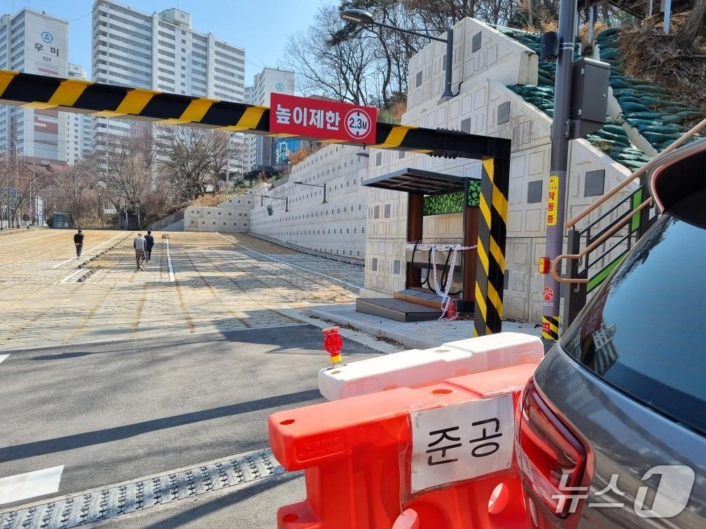 본문 이미지 - 3년째 주차장 조성 사업이 진행 중인 광주 북구 동림동 운암산근린공원 주차장 부지의 모습.(독자 제공. 재판매및 DB 금지)