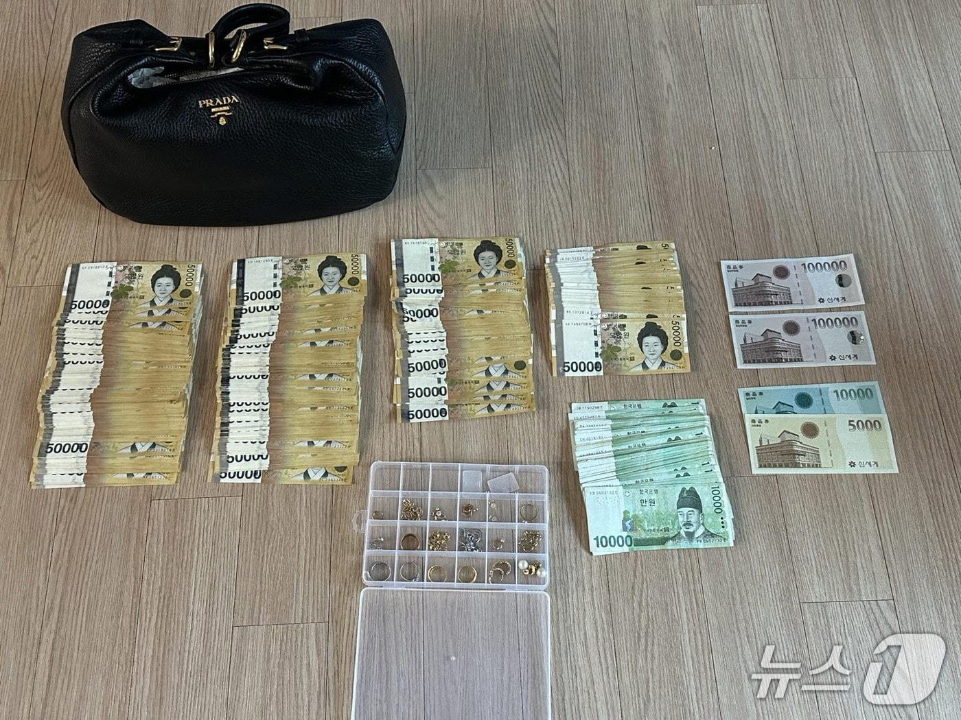 본문 이미지 - 용인시가 고액·상습 체납자에 대한 가택수색을 진행해 압류한 현금과 물품들.(용인시 제공)