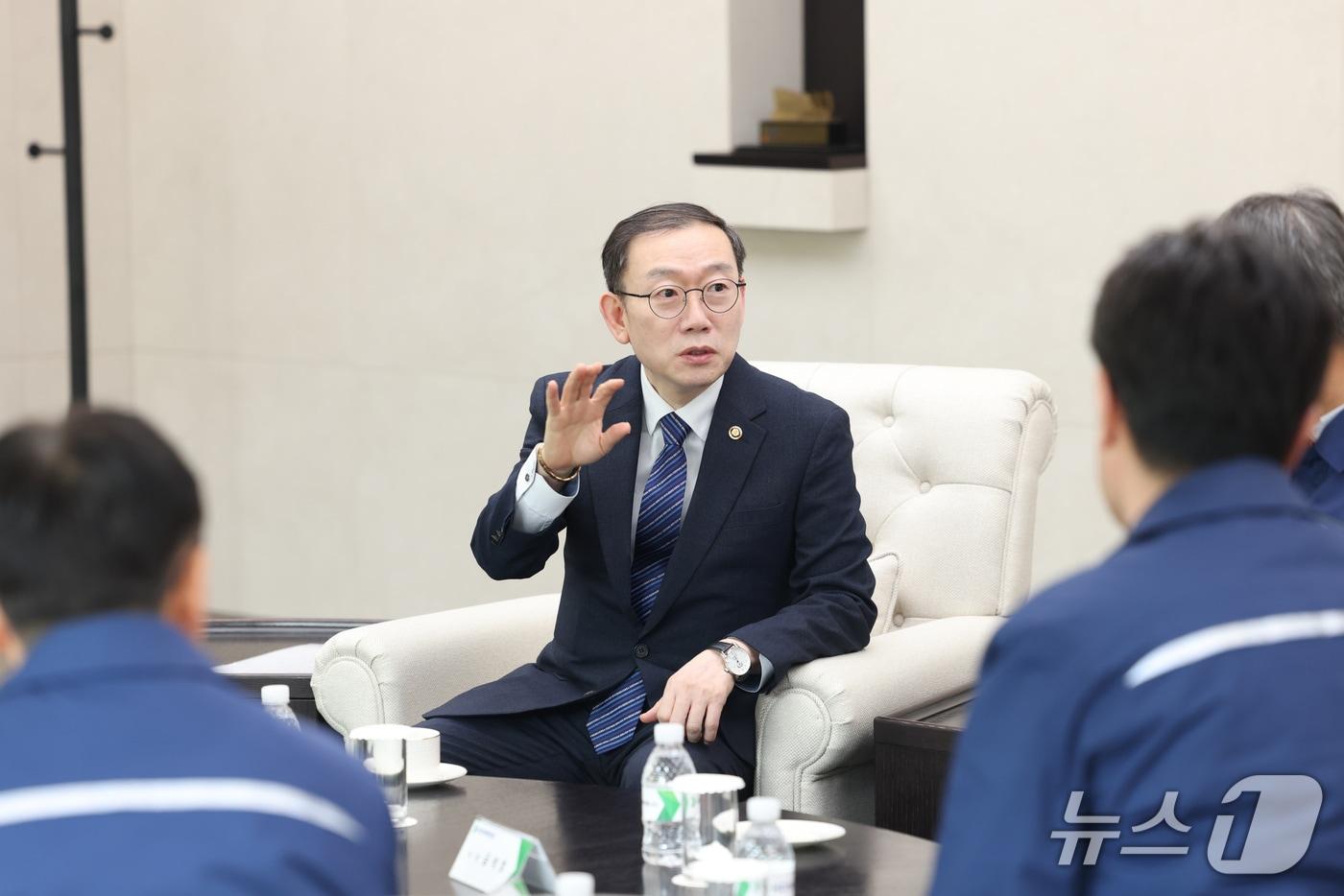 본문 이미지 - 이명구 관세청장이 12일 울산 전하동에 위치한 HD현대중공업을 방문하여 업체 관계자들과 수출지원 간담회를 갖고 있다. (관세청 제공.재판매 및 DB금지)/뉴스1