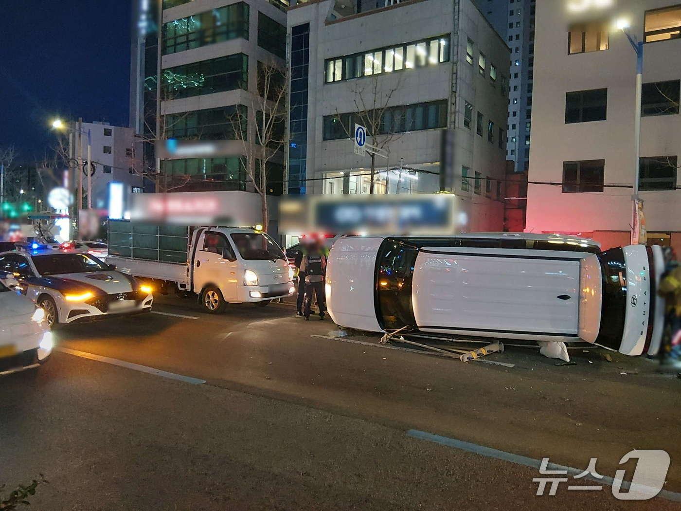 본문 이미지 - 12일 부산 수영구 수영교차로 인근 교통사고 현장. (수영경찰서 제공. 재판매 및 DB 금지)