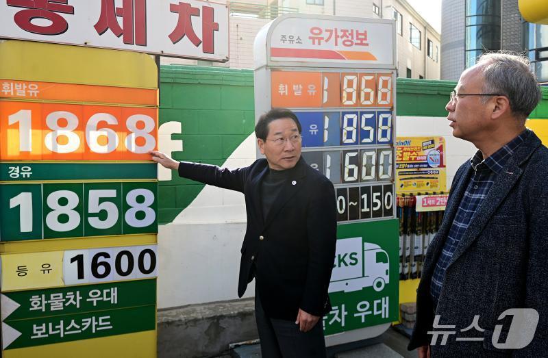본문 이미지 - 유정복 인천시장이 13일 남동구 한 주유소를 찾아 한국주유소협회 관계자들과 간담회를 갖고 유가를 점검하고 있다. (인천시 제공.재판매 및 DB금지)