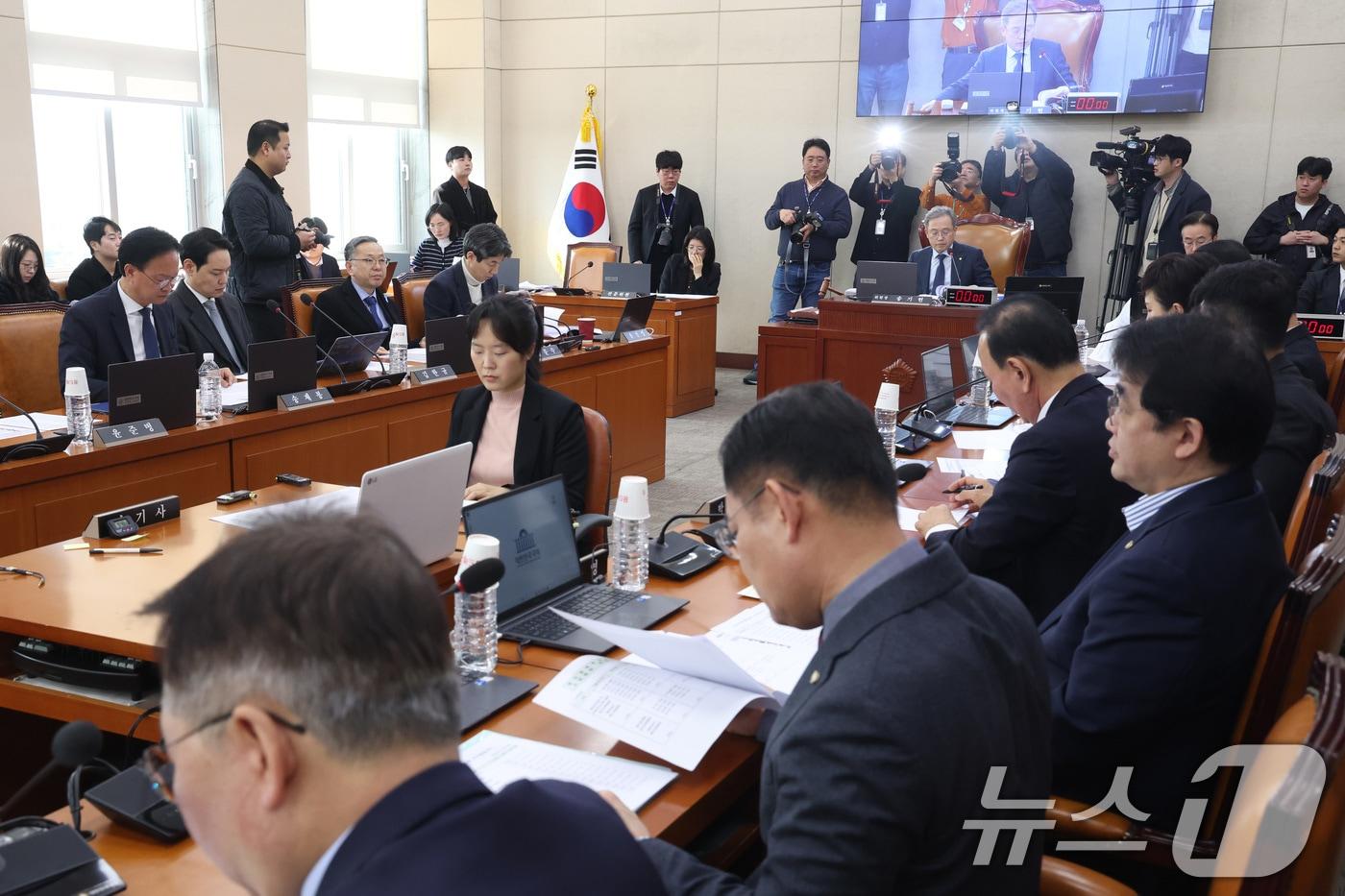 본문 이미지 - 송기헌 위원장이 13일 서울 여의도 국회에서 열린 정치개혁특별위원회 전체회의에서 의사봉을 두드리고 있다. 2026.3.13 ⓒ 뉴스1 신웅수 기자