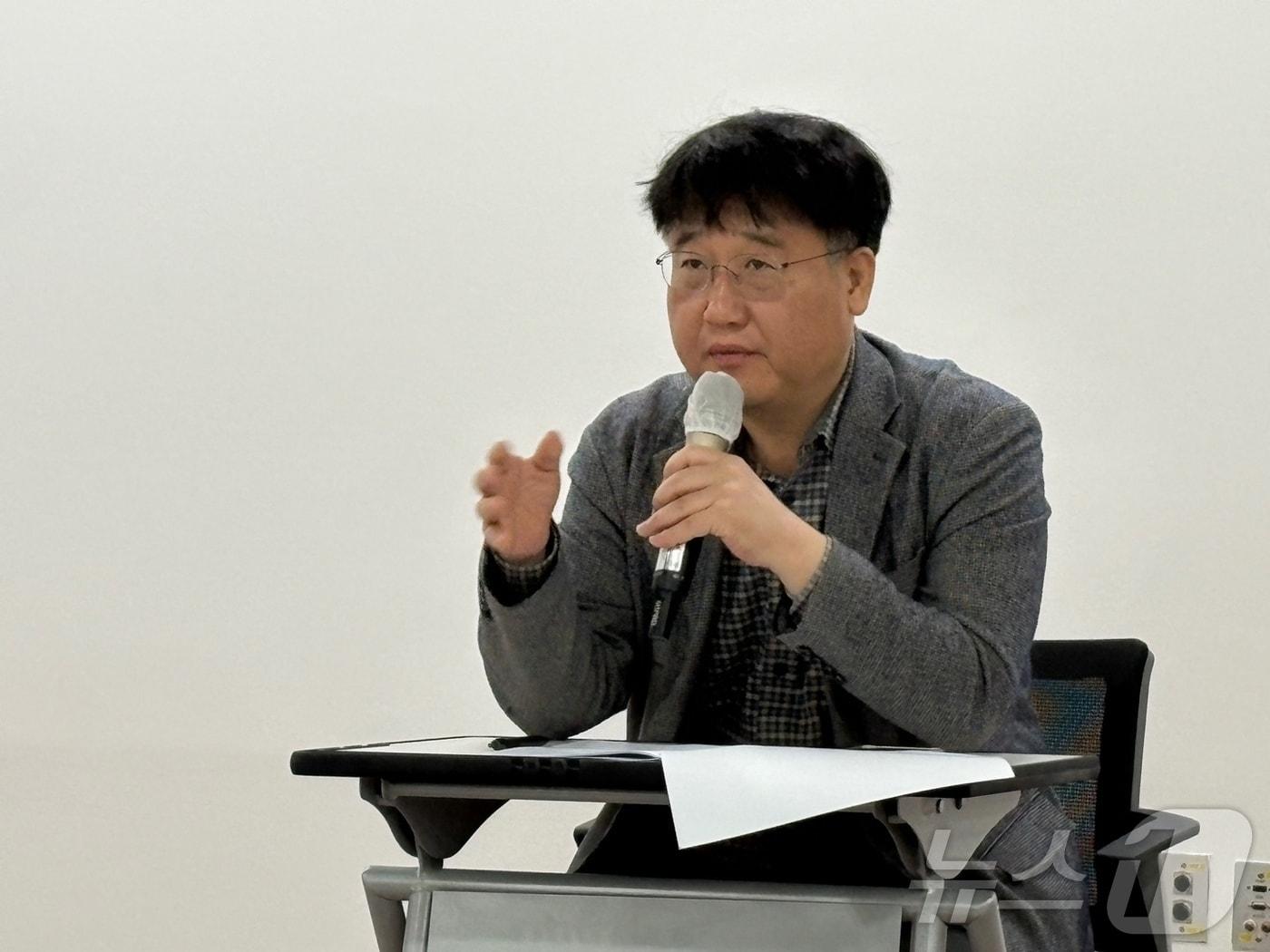 본문 이미지 - 황성기 한양대 법학전문대학원 교수가 13일 열린 한국게임정책학회 세미나에서 ‘조승래 의원 게임법 전부개정안의 주요 쟁점’을 주제로 발표하고 있다.2026.3.13 ⓒ 뉴스1 김민재 기자