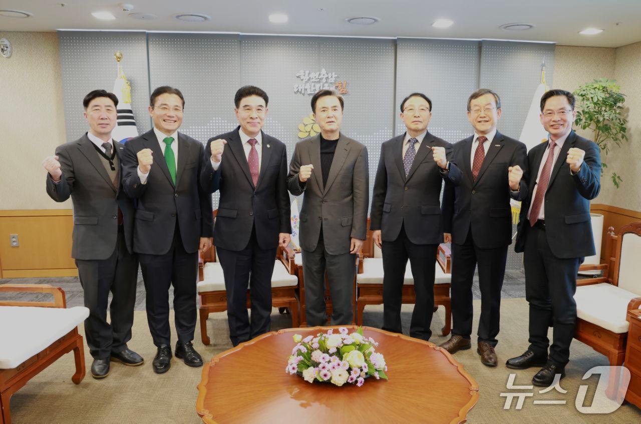 본문 이미지 - 계룡시는 충남도청에서 '2026년 대한민국 국제방위산업전시회(KADEX)' 개최 준비 상황을 확인하고 상호 협력 방안을 논의했다.(계룡시 제공.재판매 및 DB금지)/뉴스1