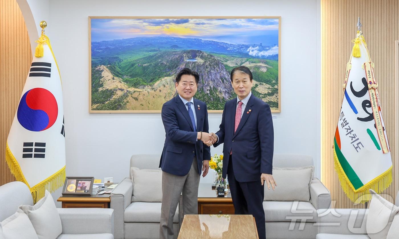 본문 이미지 - 권오을 국가보훈부 장관이 13일 오전 제주지역 보훈현장 소통 행보를 위해 제주특별자치도청을 방문해 오영훈 제주특별자치도지사와 면담하고 기념촬영을 하고 있다. (국가보훈부 제공. 재판매 및 DB 금지 2026.3.13 ⓒ 뉴스1